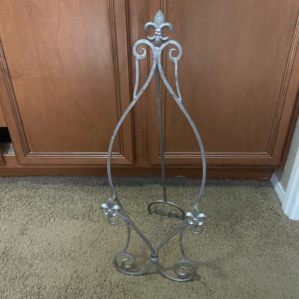Metal Fleur De Lis Easel